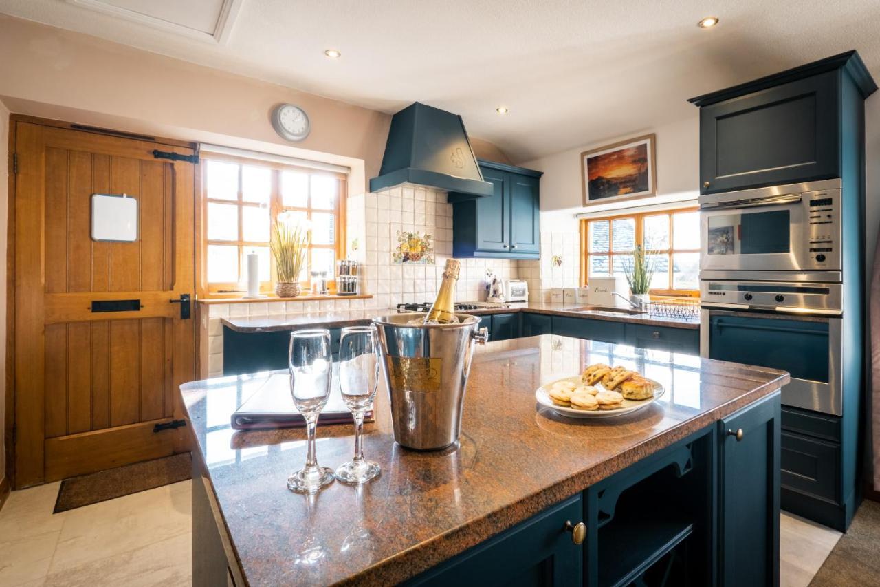 Stunning Cottage Grade 2 Listed With Parking And Hot Tub Bowness-on-Windermere Εξωτερικό φωτογραφία