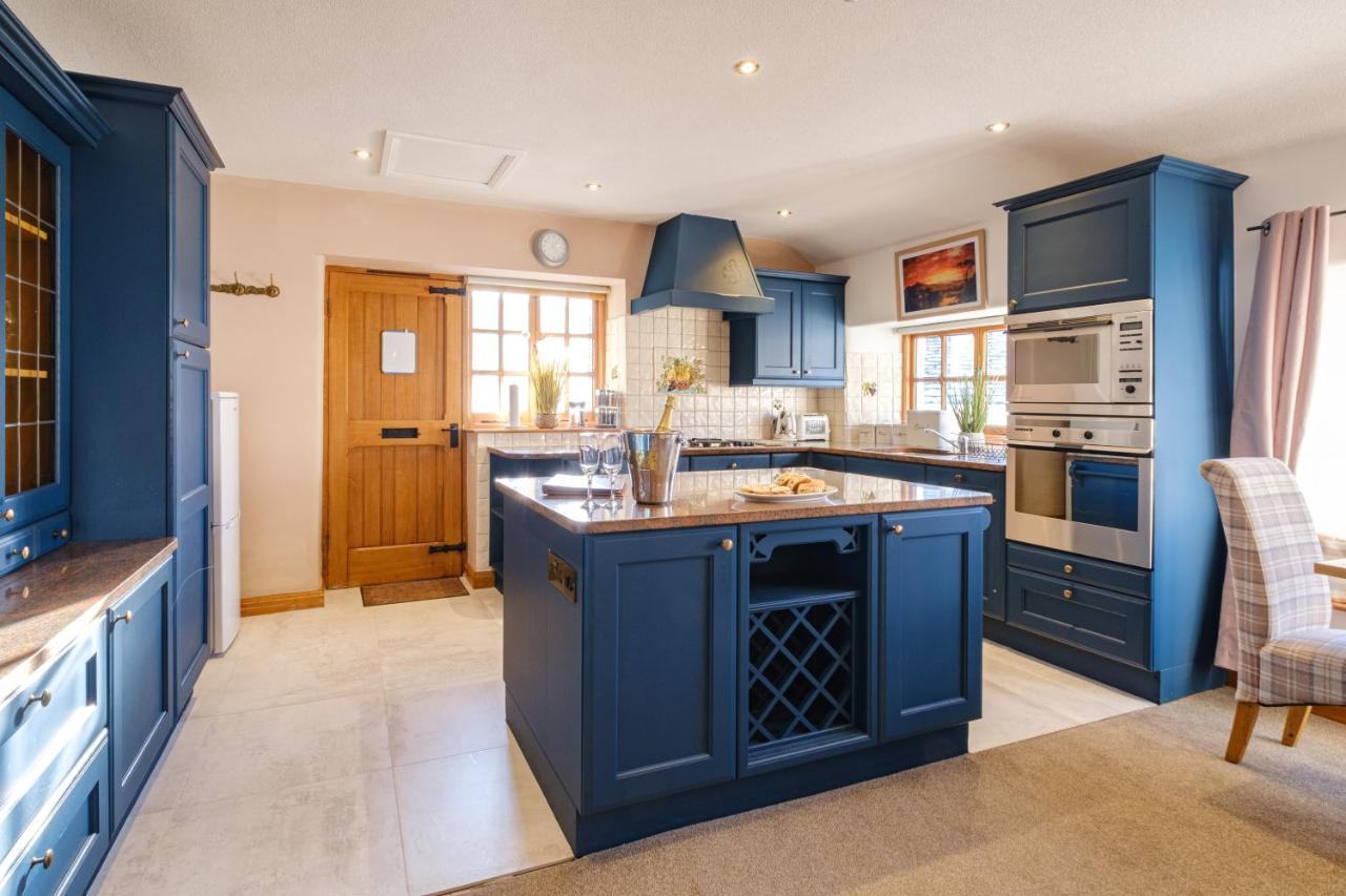 Stunning Cottage Grade 2 Listed With Parking And Hot Tub Bowness-on-Windermere Εξωτερικό φωτογραφία